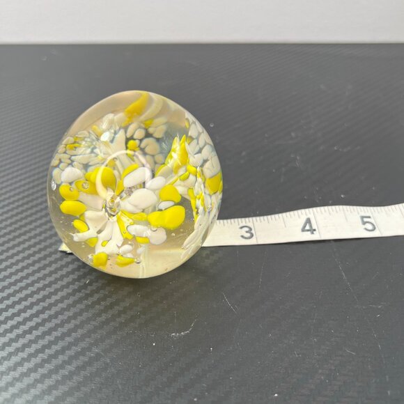 Handcrafted 60/70’s Glass Paperweight With Yellow & White Flower Design - Picture 9 of 10
